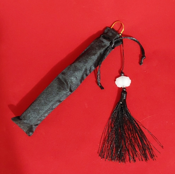 BLACK LACE HAND FAN with BLACK SATIN SLEEVE - Picture 4 of 4